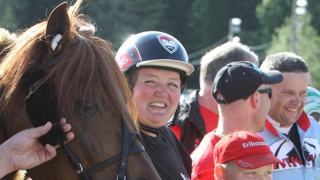 Bella Varjonen ja Harri Koivunen saivat juhlia Erikassonin kanssa kahdesti ravikuninkuutta.