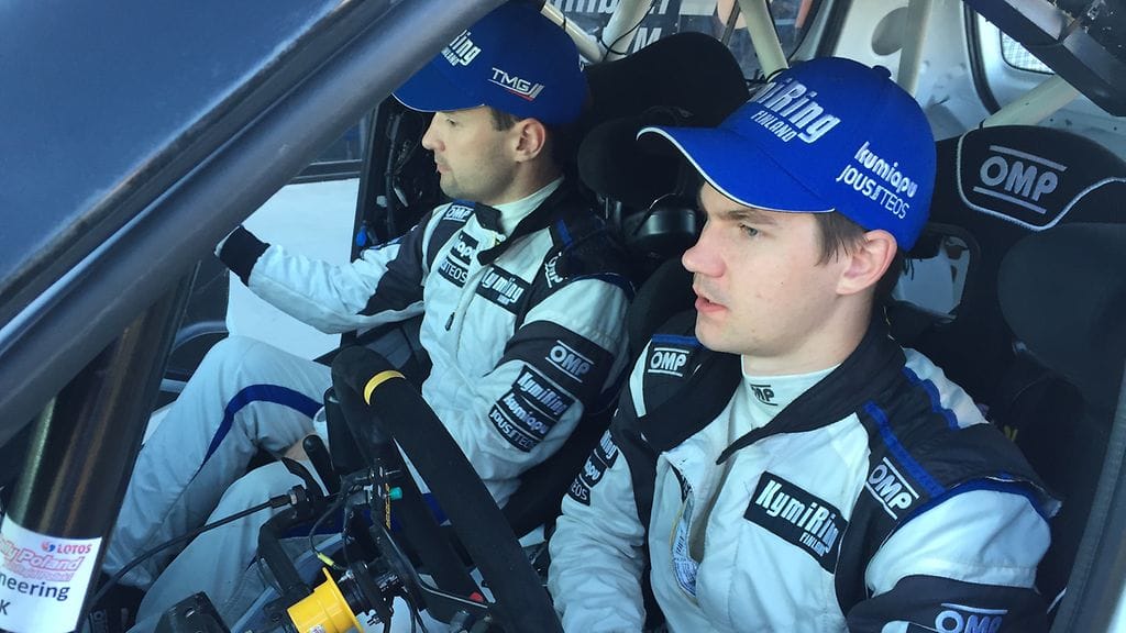 Mikko Markkula (vas.) lukee nuotteja 21-vuotiaalle Suniselle.