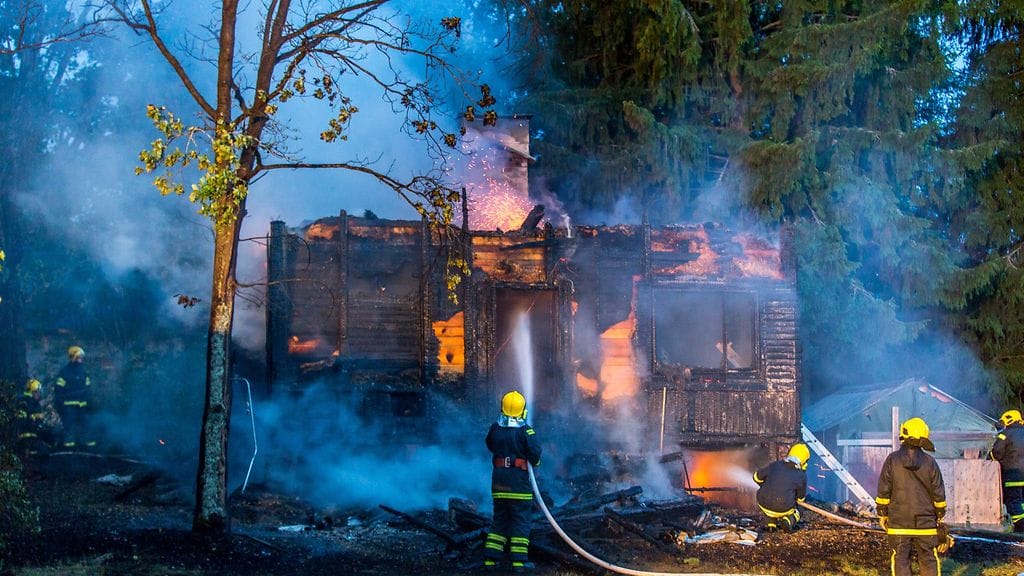 Lukijan kuva Virolahdella roihunneesta asuntopalosta.