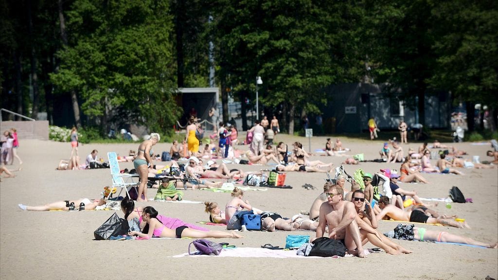 Aurinko keräsi ihmiset rannalla Helsingin Aurinkolahdessa viikonloppuna.
