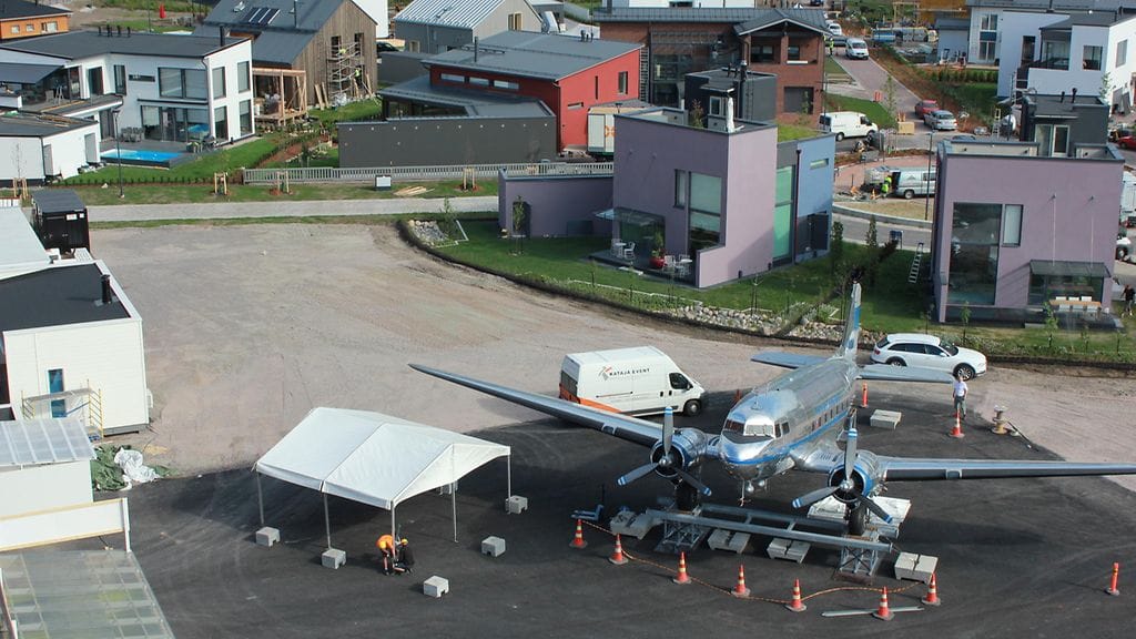 Asuntomessutalot alkavat olla valmiita. Alueen keskelle on tuotu historiallinen DC-3 lentokone "Lokki".
