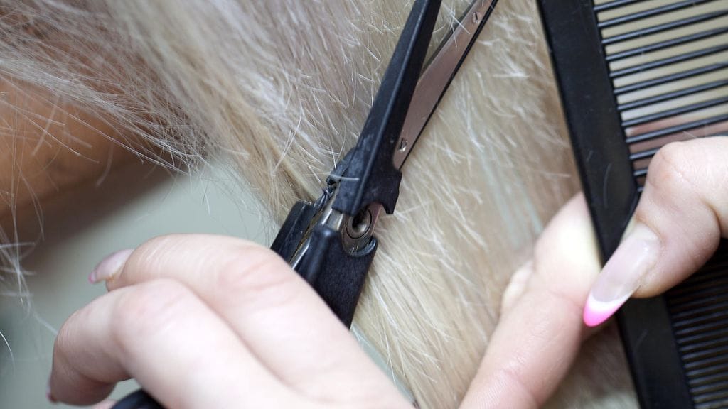 Kampaaja suosittelee ikääntyville lyhyitä hiuksia, mutta ei tyrmää pitkiäkään.