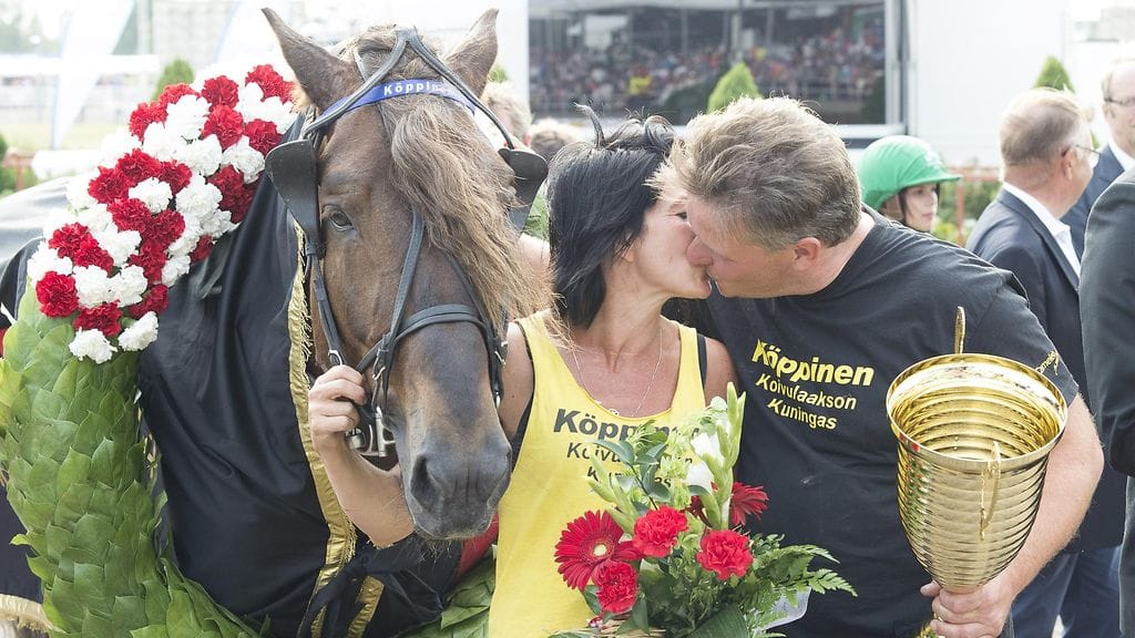 Köppinen seppelöitynä ravikuninkaaksi Porissa 3.8.2014.