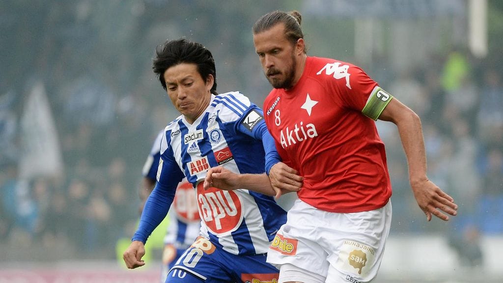HJK:n Atomu Tanaka ja HIFK:n Jukka Halme Stadin derbyssä 2015.