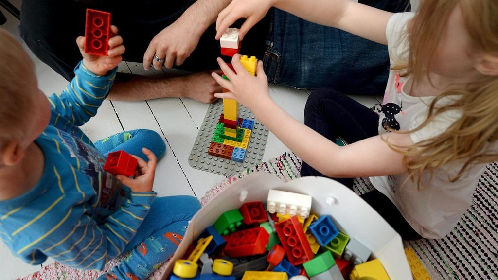 Värikkäät Lego-palikat ovat kuuluneet lasten leikkeihin jo vuosikymmeniä.