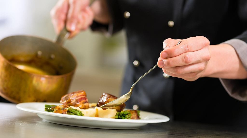 Kuvituskuva: Michelin-tähtikokki maustoi vegaanisia kasvisruokia kanaliemikuutioilla.