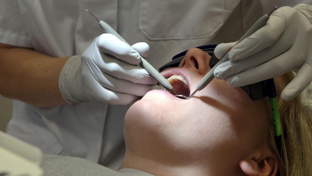 Bakteeri voi päästä hampaan reiästä verenkierron kautta muualle elimistöön.