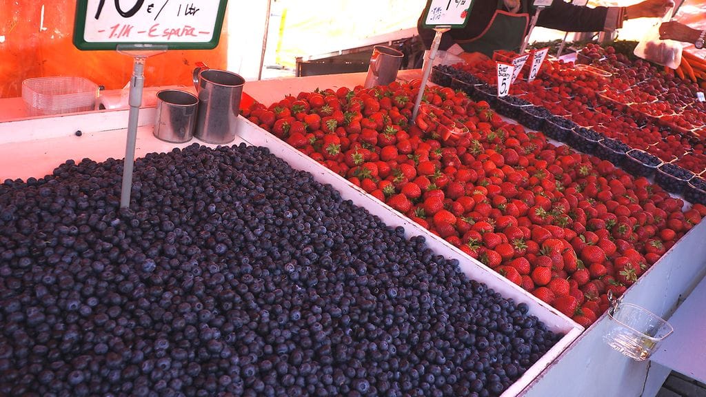 Kauppatorilla torimyynti käy vilkkaana kun matkustajalaivat saapuvat satamaan.