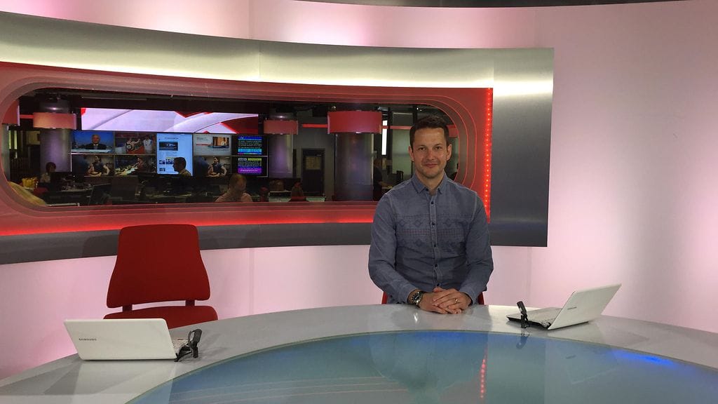 Jaakko Loikkanen istahti ensi kertaa uudelle työpisteelleen kuvausta varten.