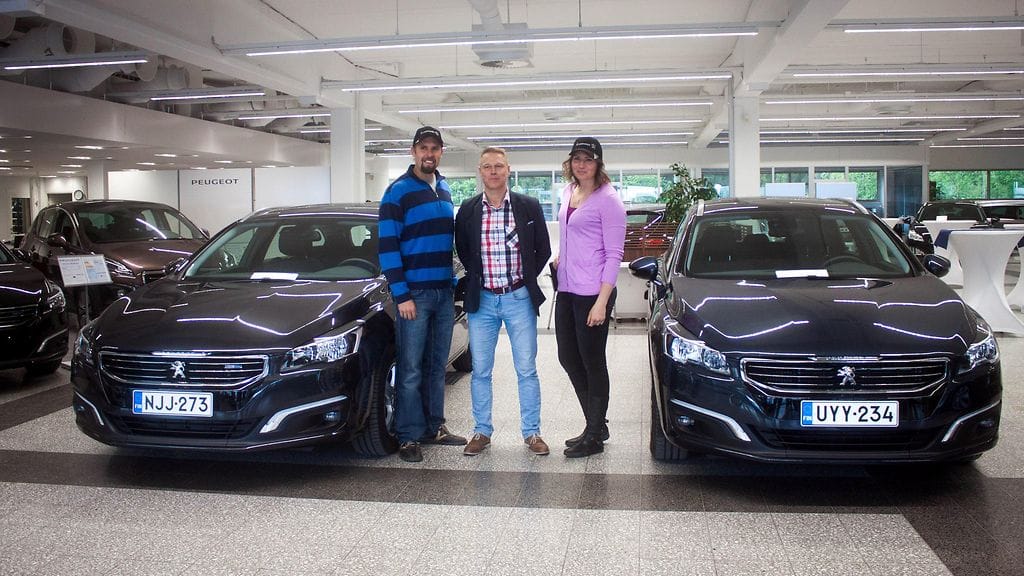 Keihässankari Antti Ruuskanen ja kiekonheittäjä Sanna Kämäräinen saivat Peugeot 508:t Laakkosen Markku Moilaselta.