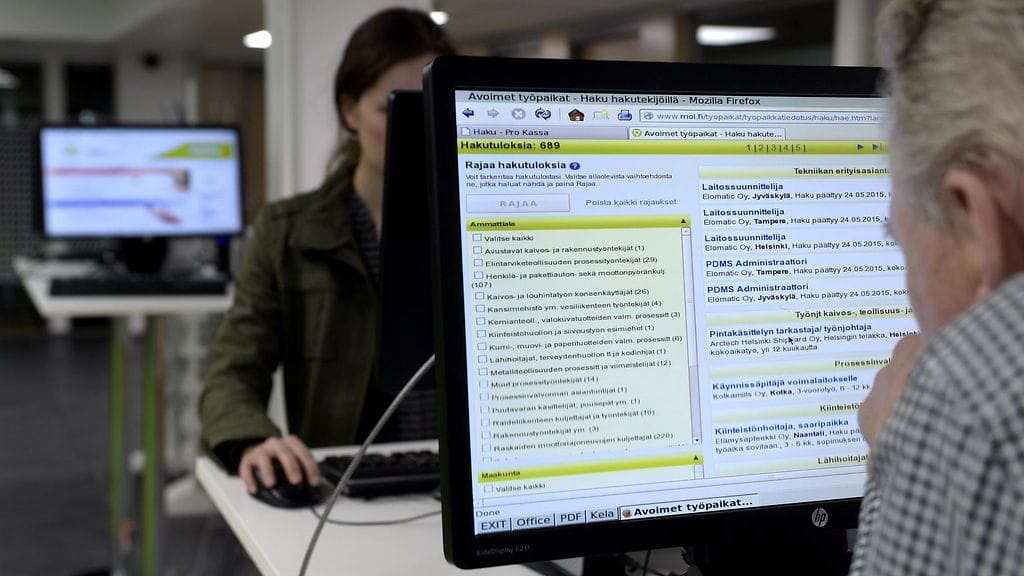 Työnhakijat etsivät työpaikkoja TE-toimiston tietokoneilla.