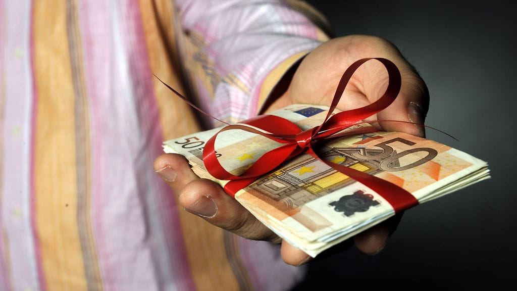 Mikä summa on sinun mielestäsi sovelias lahja hääparille?