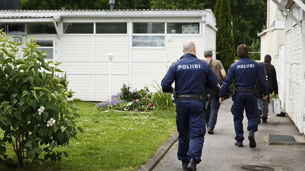 Poliisi epäilee 46-vuotiasta miestä murhasta .