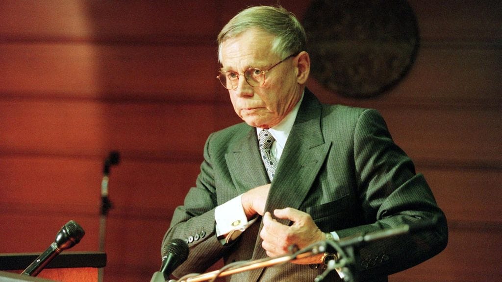 Casimir Ehrnrooth oli yksi Suomen merkittävimmistä talousvaikuttajista. Kuvassa hän puhuu Paasikivi-Seuran kokouksessa vuonna 1999.
