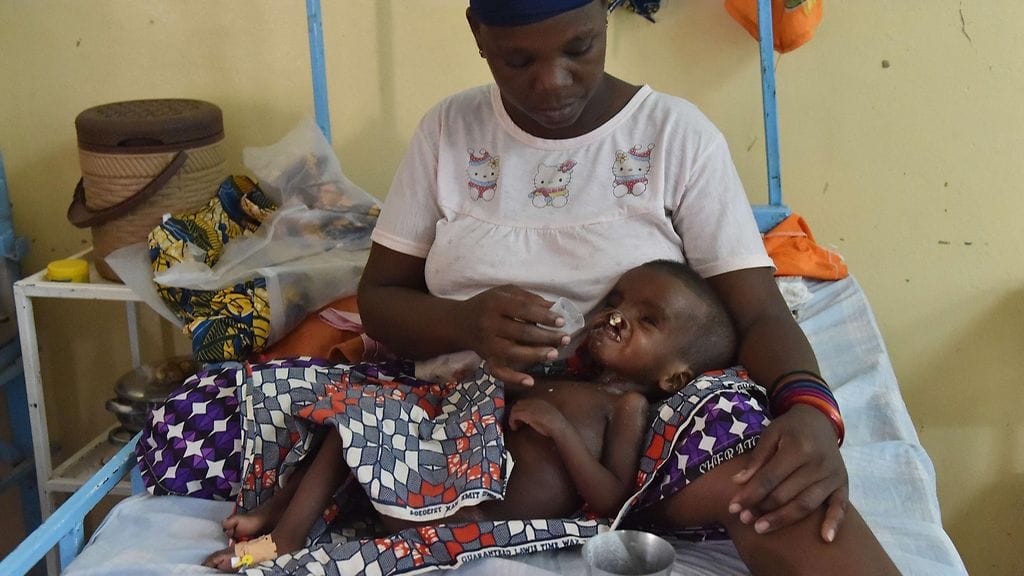 Nigeriläisäiti lapsensa kanssa sairaalassa viime vuoden toukokuussa.