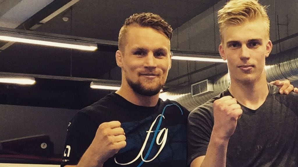 Teemu Packalen (vas.) poseeraa yhdessä Rasmus Ristolaisen kanssa. (arkistokuva)