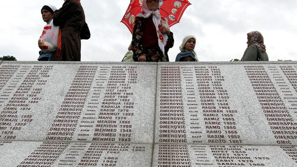 Srebrenican kansanmurhan uhrien nimet kirjoitettuna muistomerkin yhteyteen. Kuva: EPA.