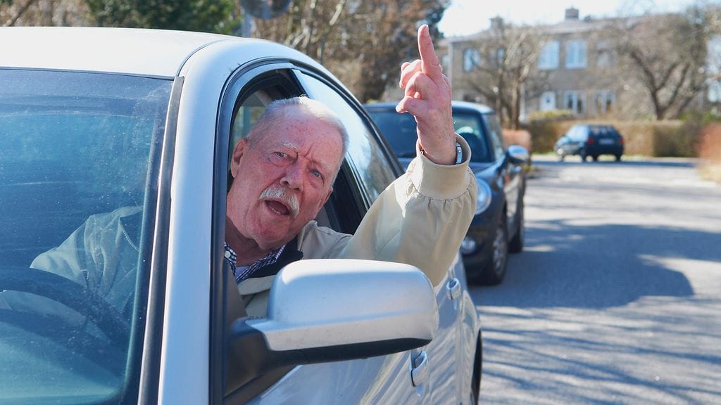 Negatiivista tunnetilaa on ratin takaa tuuletettu enimmäkseen tööttäilemällä tai heristämällä keskisormea, roikkumalla kiinni takapuskurissa ja jopa kiilaamalla. Kuvituskuva.