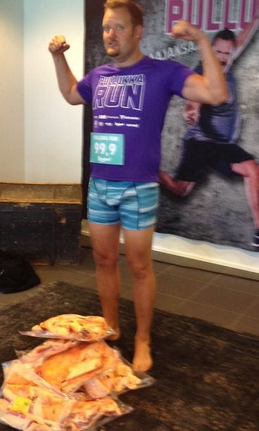 Hurjasti hoikistunut Sami Hedberg punnittiin koomikon toimistolla Helsingissä 9.7.2015.