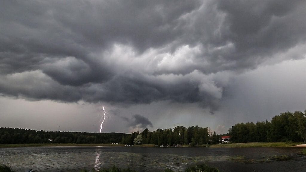 Kuvituskuvaa. Salama iskee Jyväskylässä Nenäinniemessä 29. heinäkuuta 2014.