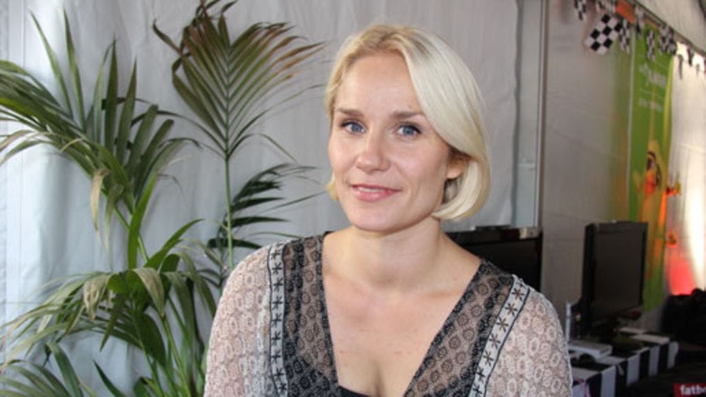 Laura Malmivaara pohtii elämänsä suuntaa uudessa kodissaan. Kuva: MTV3