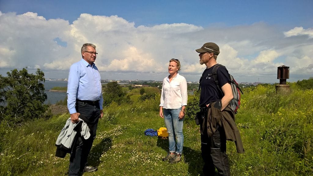Metsähallituksen luontopalveluiden edustajia Vallisaarella