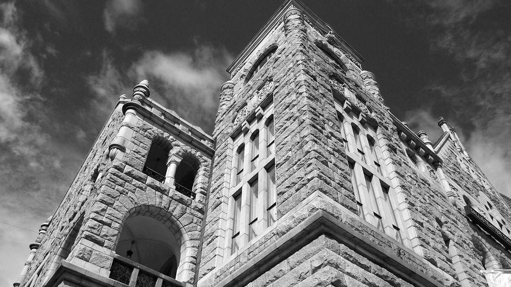 Kansallisteatterissa on asustanut vuosien saatossa useita kummituksia.