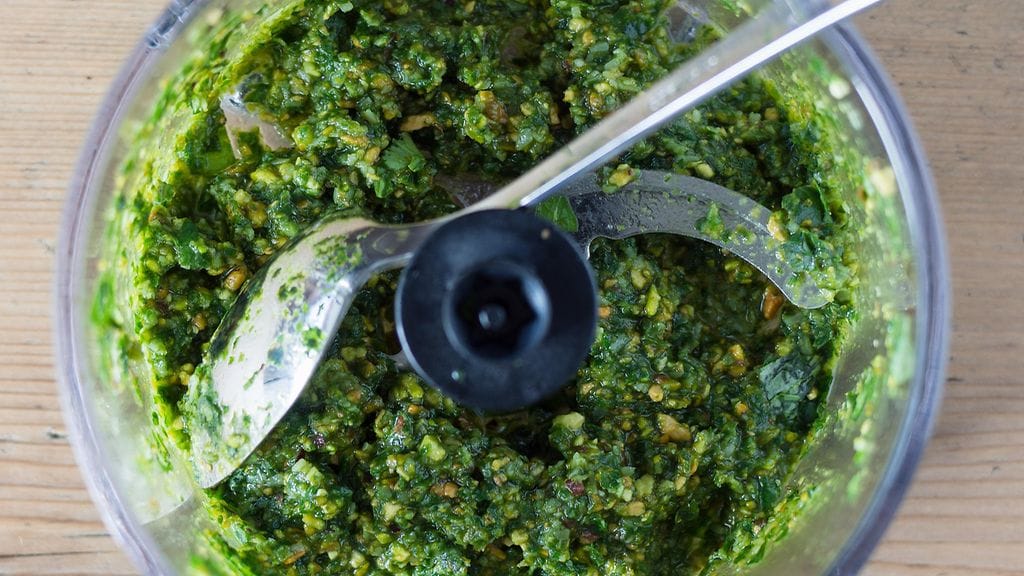 Kotitekoisen peston voi valmistaa kaapista löytyvistä raaka-aineista.