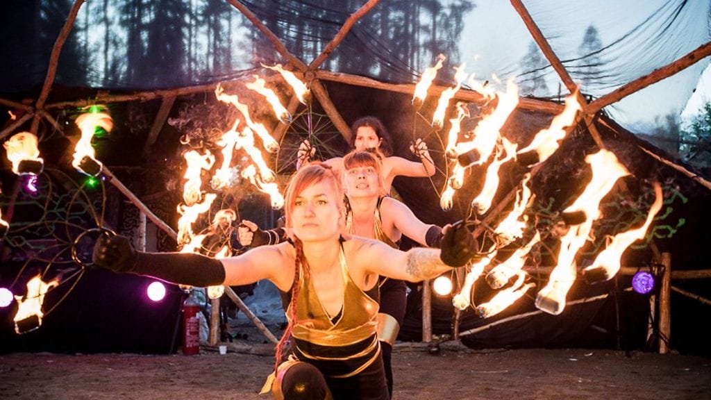 Pyrokratia-ryhmän tulitaiteilijoile ei tullut kylmä viileästä kelistä huolimatta.