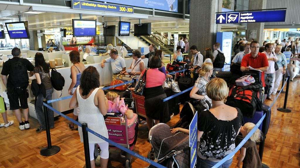 Loma-aikoina jonot Helsinki-Vantaalla ovat tavallista pidempiä.