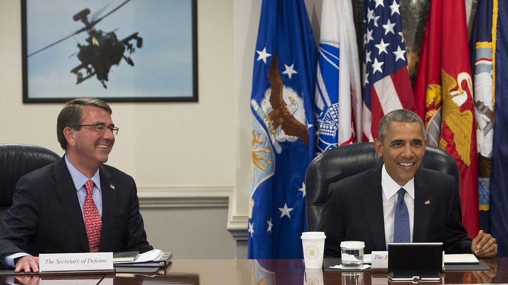 Yhdysvaltain puolustusministeri Ashton Carter ja maan presidentti Barack Obama kuvattuna kesällä 2015.