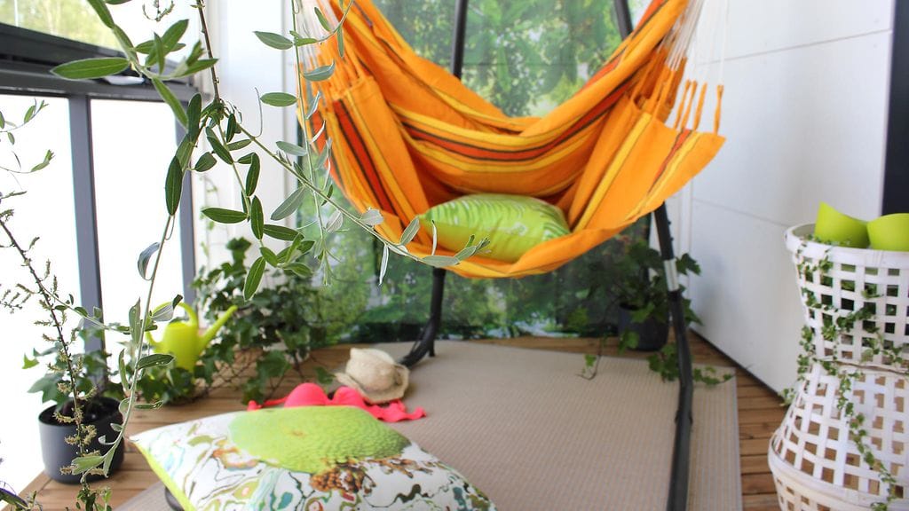 Koilliseen avautuvalla Viidakkoniitty-parvekkeelta löytyy oranssi riipputuoli. Seinältä sukelletaan suoraan viidakkoon – kankaaksi tehty valokuva on aidosta viidakosta.