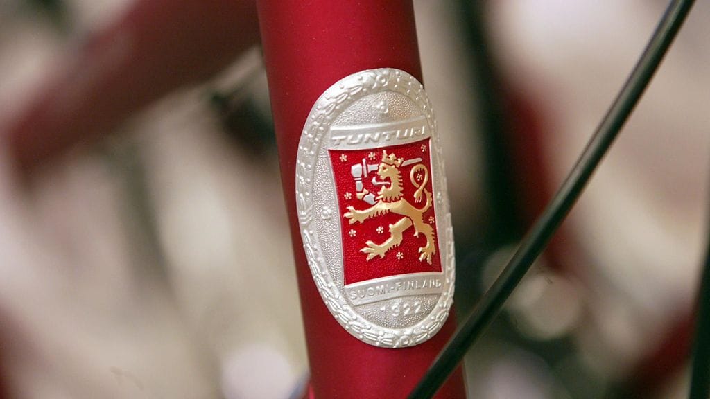 Poliisin mukaan mies saattaa olla liikkeellä naisten punaisella polkupyörällä. Kuvituskuva. Kuvan pyörä ei liity tapaukseen.