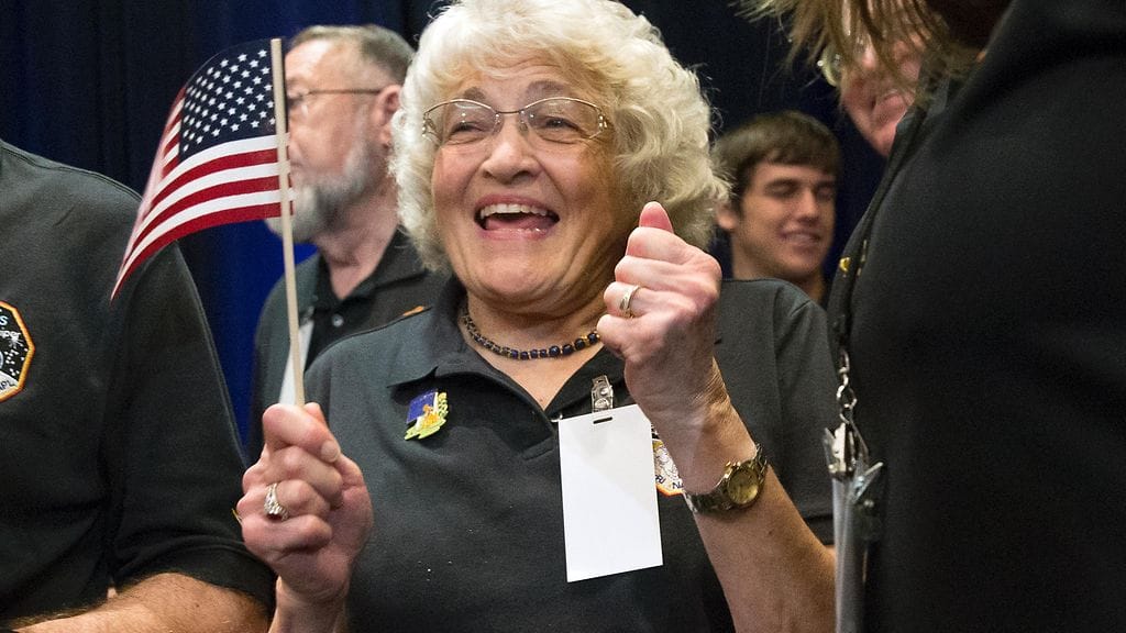 Nainen juhlii plutoa