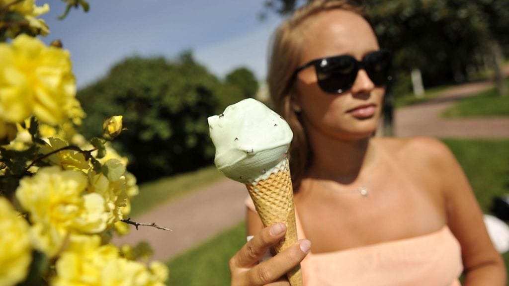 Uusia aurinkolaseja hankkiessa tärkeintä on huomioida hyvä istuvuus.