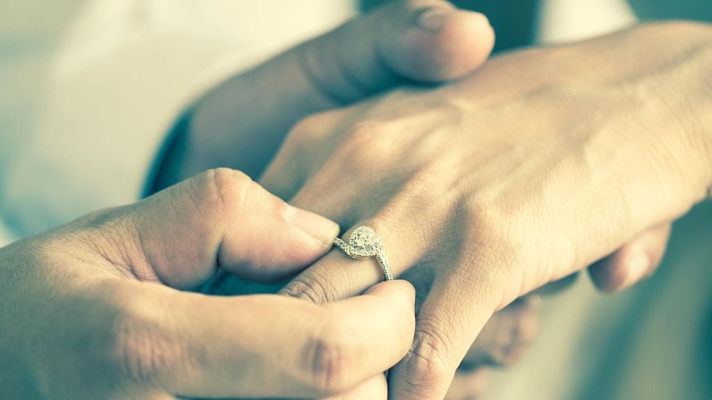 Mitä sirompi sormi, sitä suuremmalta yksittäinen timantti näyttää. Sopivan kokoinen timantti löytyy vain kokeilemalla.