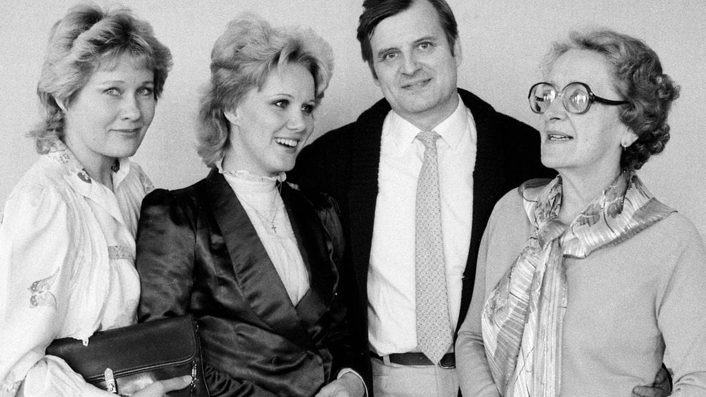 Näyttelijä Pia Hattara on kuvassa oikealla.