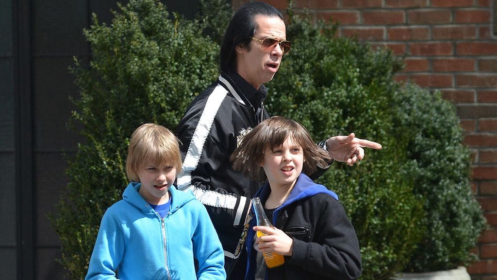 Nick Cave ja kaksospojat Earl ja Arthur vuonna 2013. Arthur kuoli tapaturmaisesti eilen.