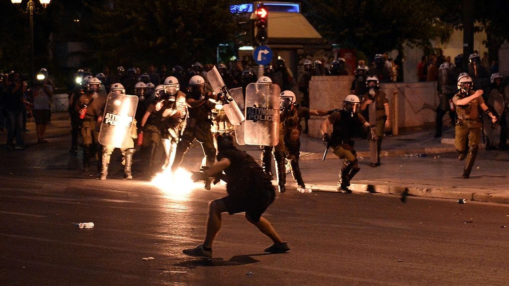 Ateenan Syntagma-aukiolla heiteltiin polttopulloja, johon mellakkapoliisi vastasi kyynelkaasulla.