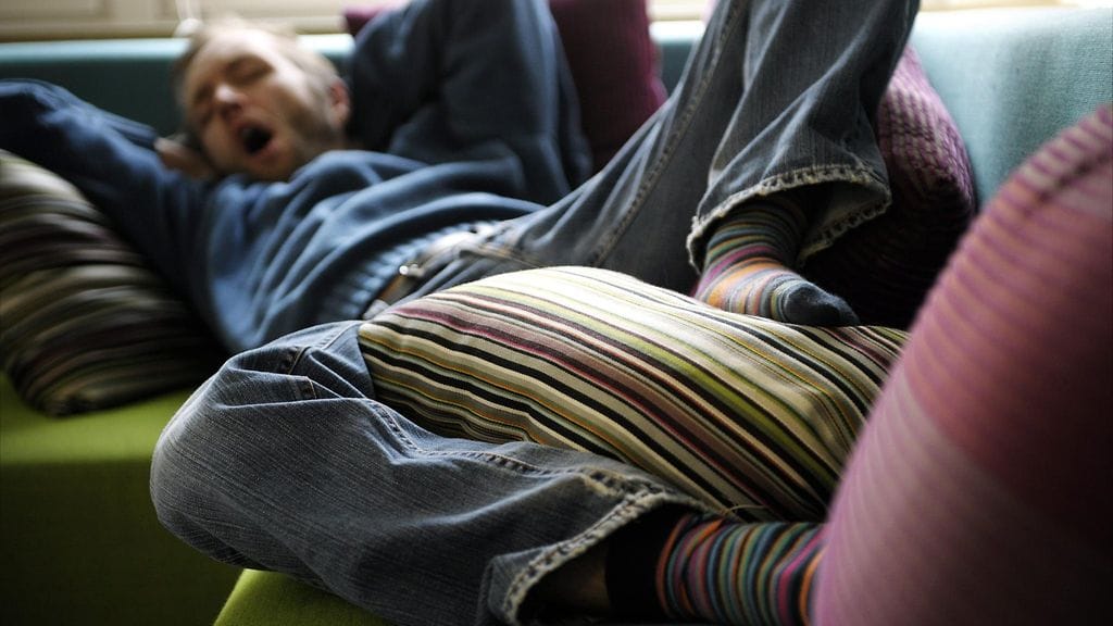 Joku yönsä huonosti nukkuva torkahtelee väkisin päivällä, toinen pitää itsensä liikkeellä kahvin voimalla.