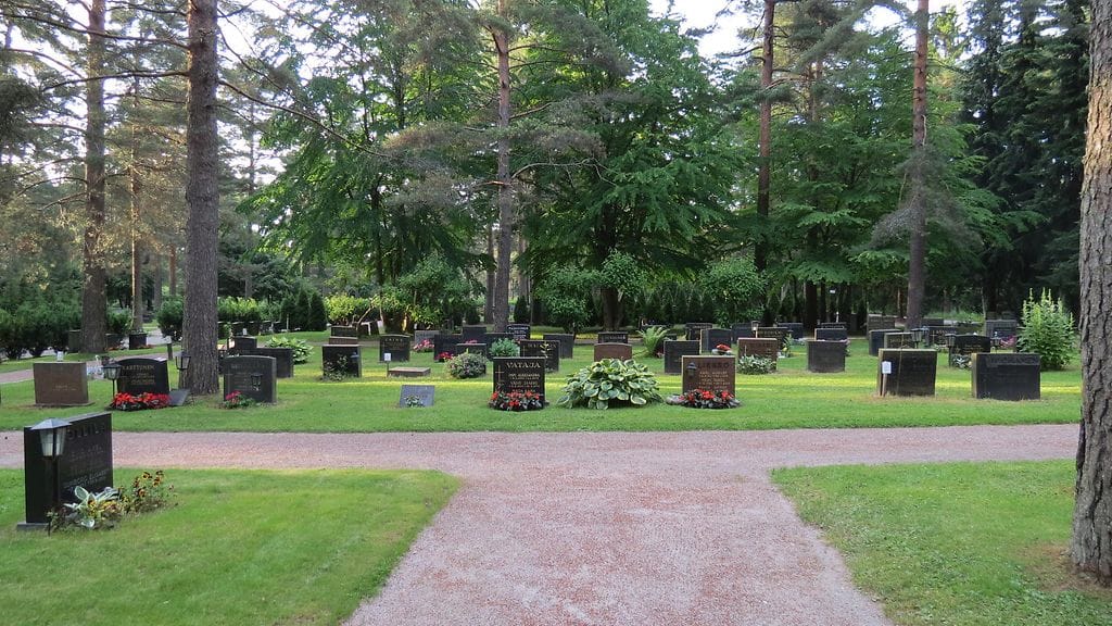 Kiiltäväpintainen hautakivi on helppohoitoinen.