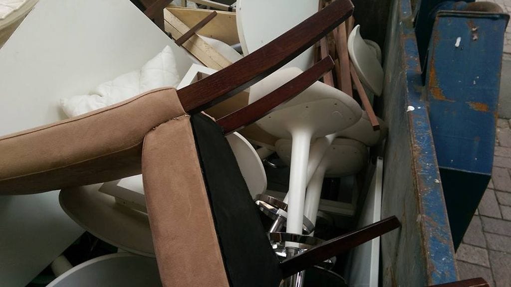 Valkoiset baarijakkarat osoittautuivat arvoesineiksi.