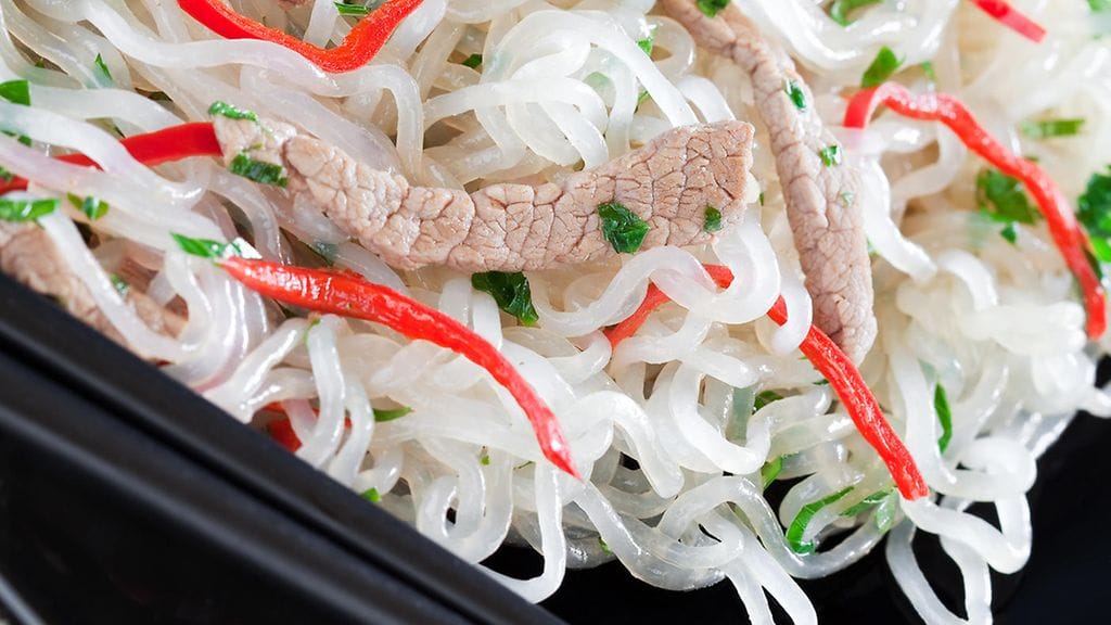 Kaloriton nuudeli imee itseensä tehokkaasti kastiketta.