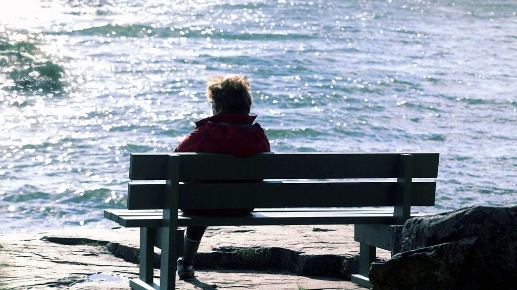 "Ihmiset ajattelevat, että se on tarttuva tauti, vielä 2000-luvulla", Parkinsonia sairastava Ansa kertoo. Kuvan henkilö ei liity juttuun.