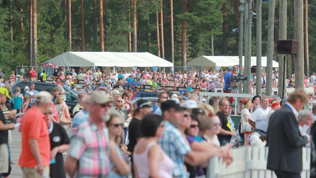 St. Michel vetää runsaasti yleisöä Mikkelin raviradalle.