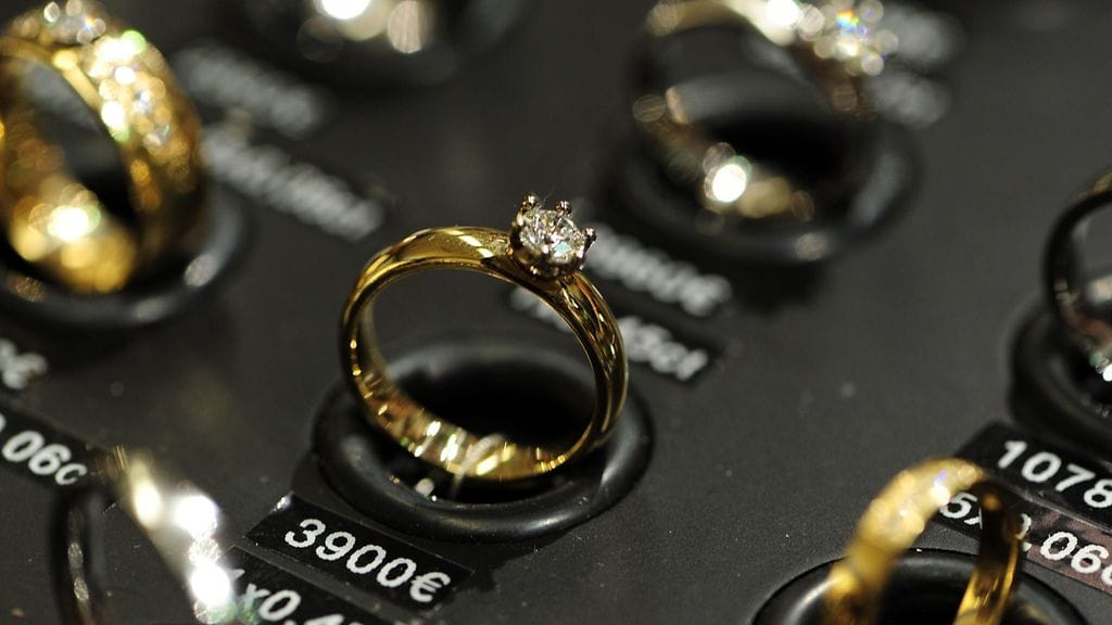 Sormusten keskihinta on noussut laman aikana. Kauppa kuitenkin käy.