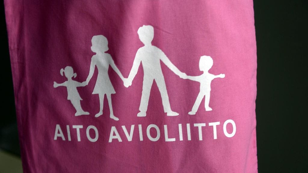 Aito avioliitto -kansalaisaloite on kiertänyt perustuslakivaliokunnassa, josta se on palannut lakivaliokuntaan. Äänestys sukupuolineutraalin avioliittolain kumoamisesta pitäisi järjestää ennen 1. maaliskuuta, jolloin lain on määrä astua voimaan.