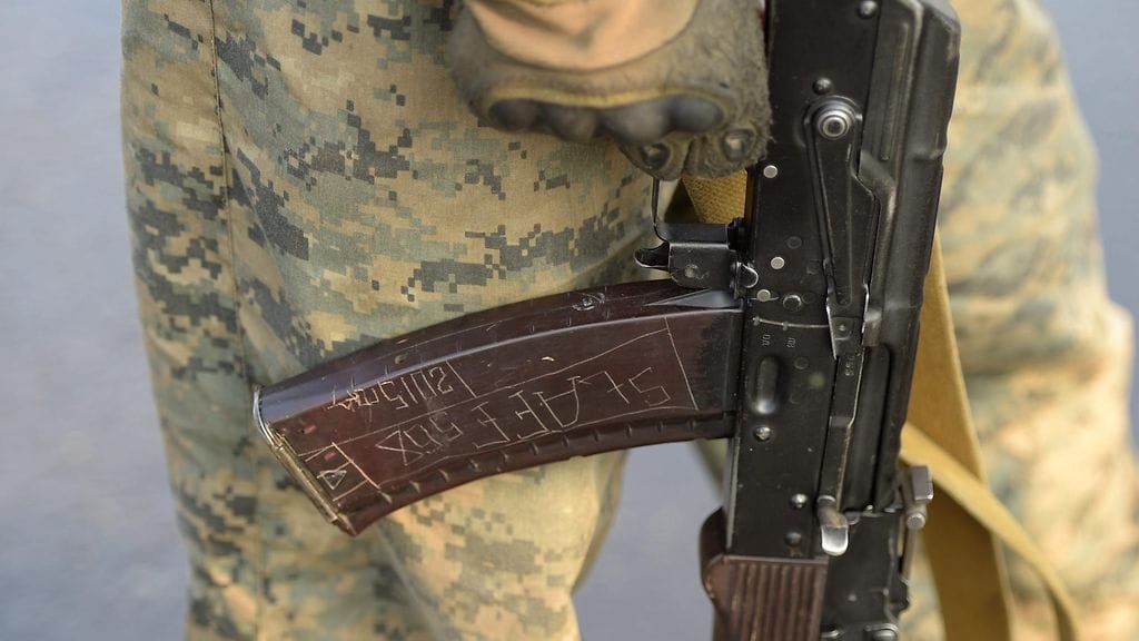 Separatistitaistelijan rynnäkkökivääri Donetskin ulkopuolella Petrovskin kylässä olevalla vartioasemalla 15. heinäkuuta 2015