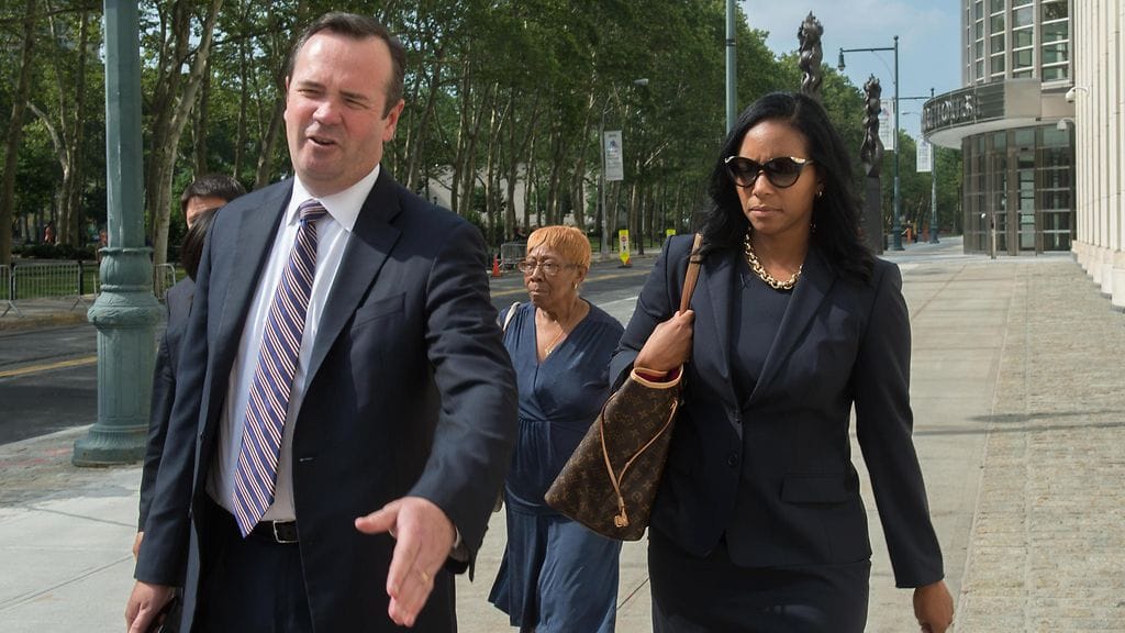 Jeffrey Webbin asianajaja Edward O'Callaghan ja vaimo Kendra Gamble-Webb poistumassa oikeudesta lauantaina.