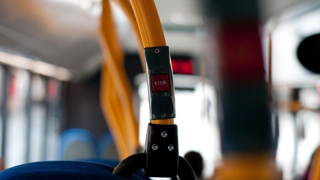 Lundissa bussikuskin seksinharrastamista todistamaan joutunut Anna oli yrittänyt keskeyttää puuhat stop-nappia painamalla. Kuvituskuva.